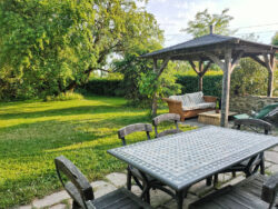 Espace repas et salon couvert